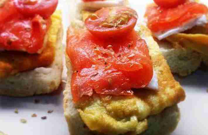 Montadito-de-salmón-y-queso-fresco