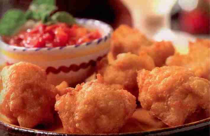 Buñuelos de queso manchego con salsa de tomate