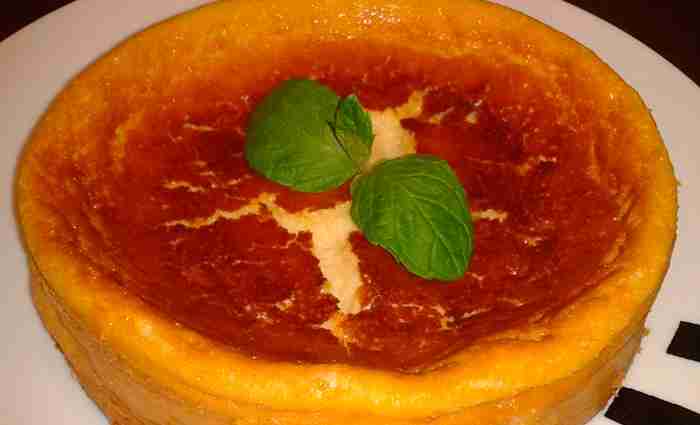 presentacion de tarta de queso mascarpone adornada con perejil