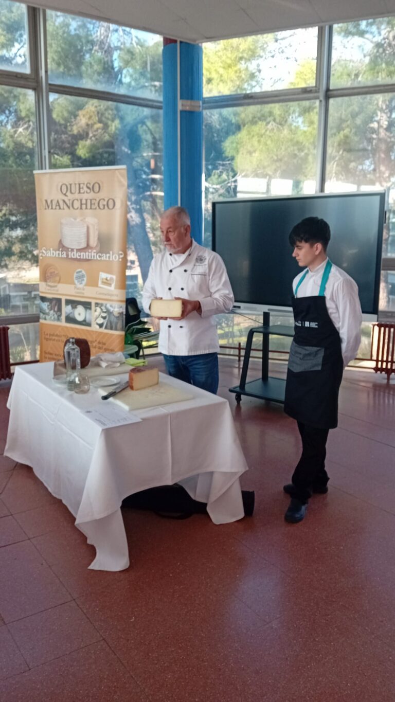 La Cofradía del Queso Manchego forma a estudiantes de hostelería en Toledo con una conferencia y cata técnica